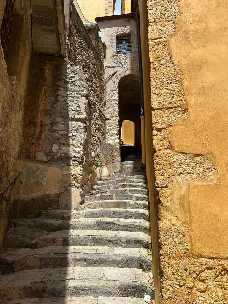 Menton: Die Perle der Côte d'Azur – Ein Tag zwischen Zitronengärten, Altstadt & Meer