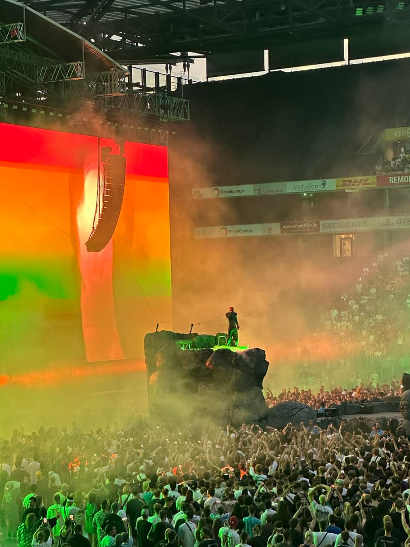 Die gewaltige Bühne der Utopia-Tour mit intensiven Licht- und Pyroeffekten