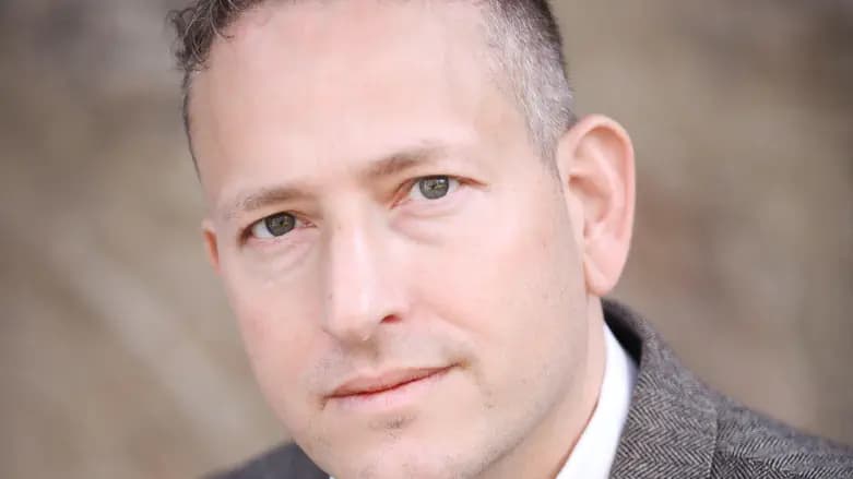 Between two blades: The global squeeze on World Jewry