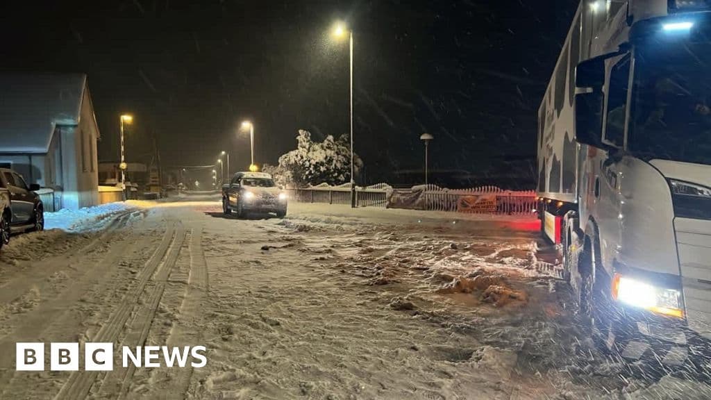 Schools shut as parts of Wales wake up to snow