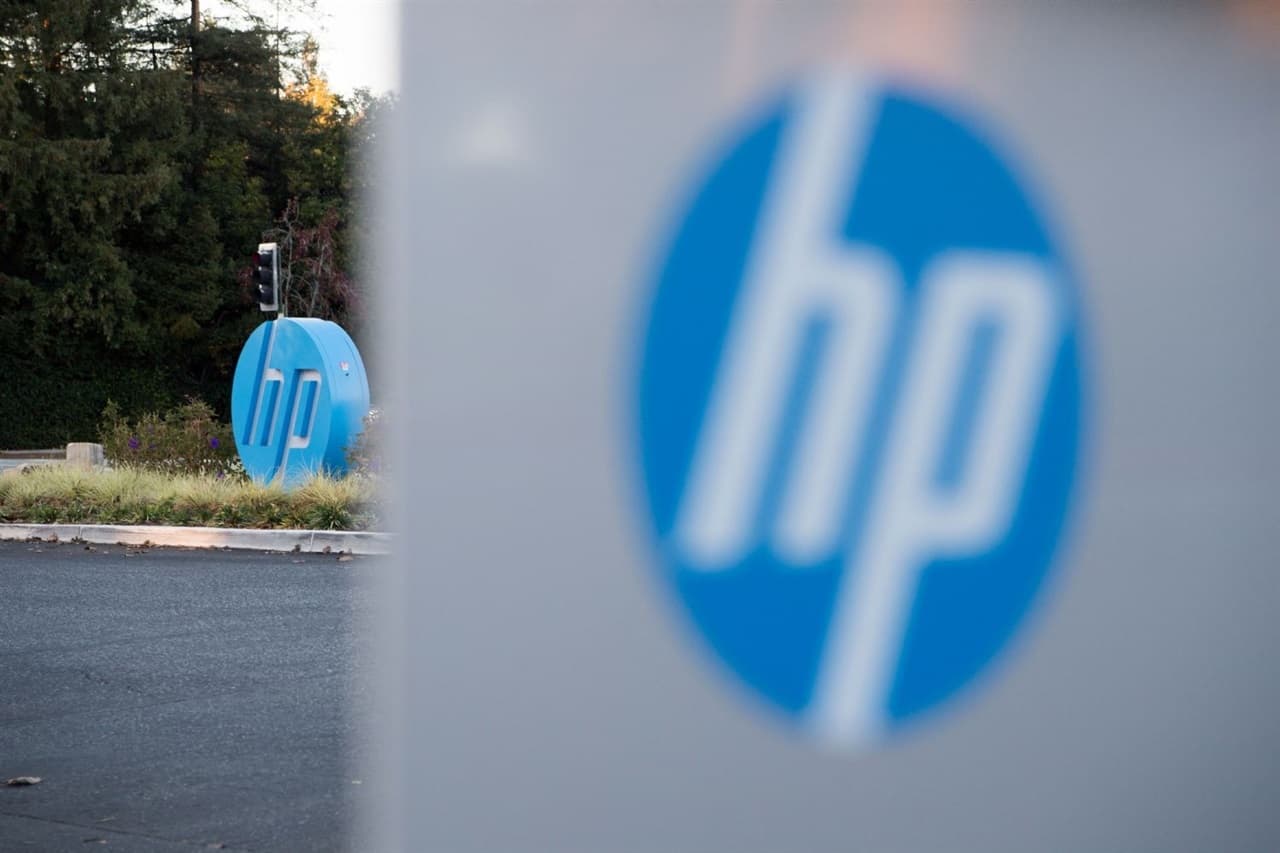 HP posts revenue growth in fiscal fourth quarter and launches major cost-cutting plan