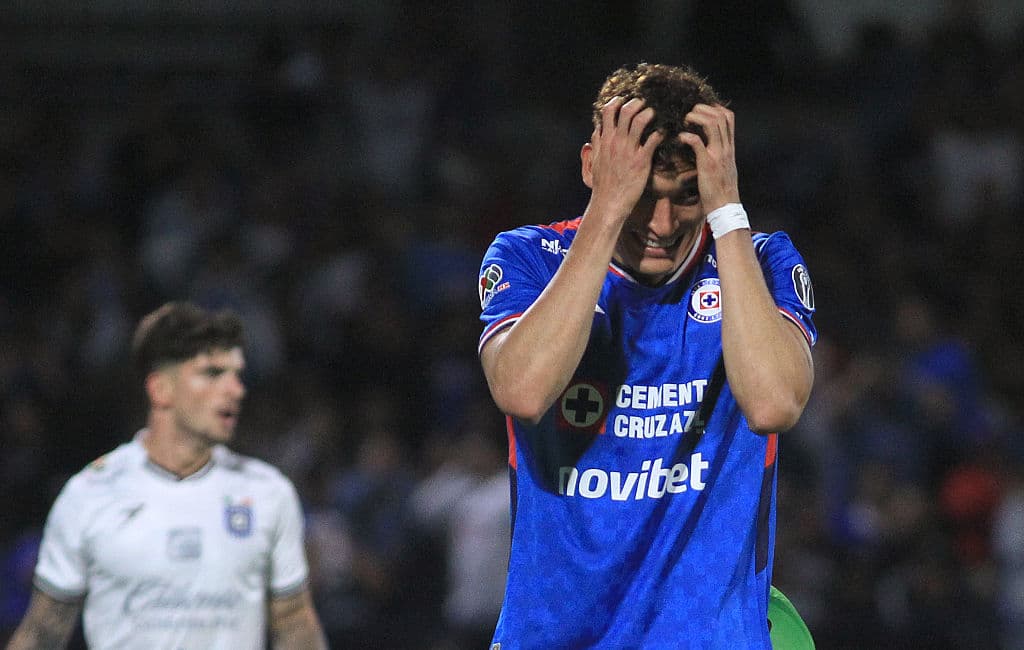 Horrific injury for "Chiquete" Orozco at Cruz Azul