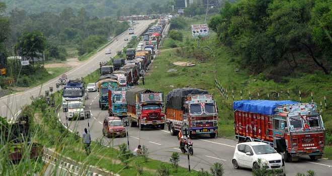 Two-way movement for heavy vehicles on Jammu-Srinagar NH restored