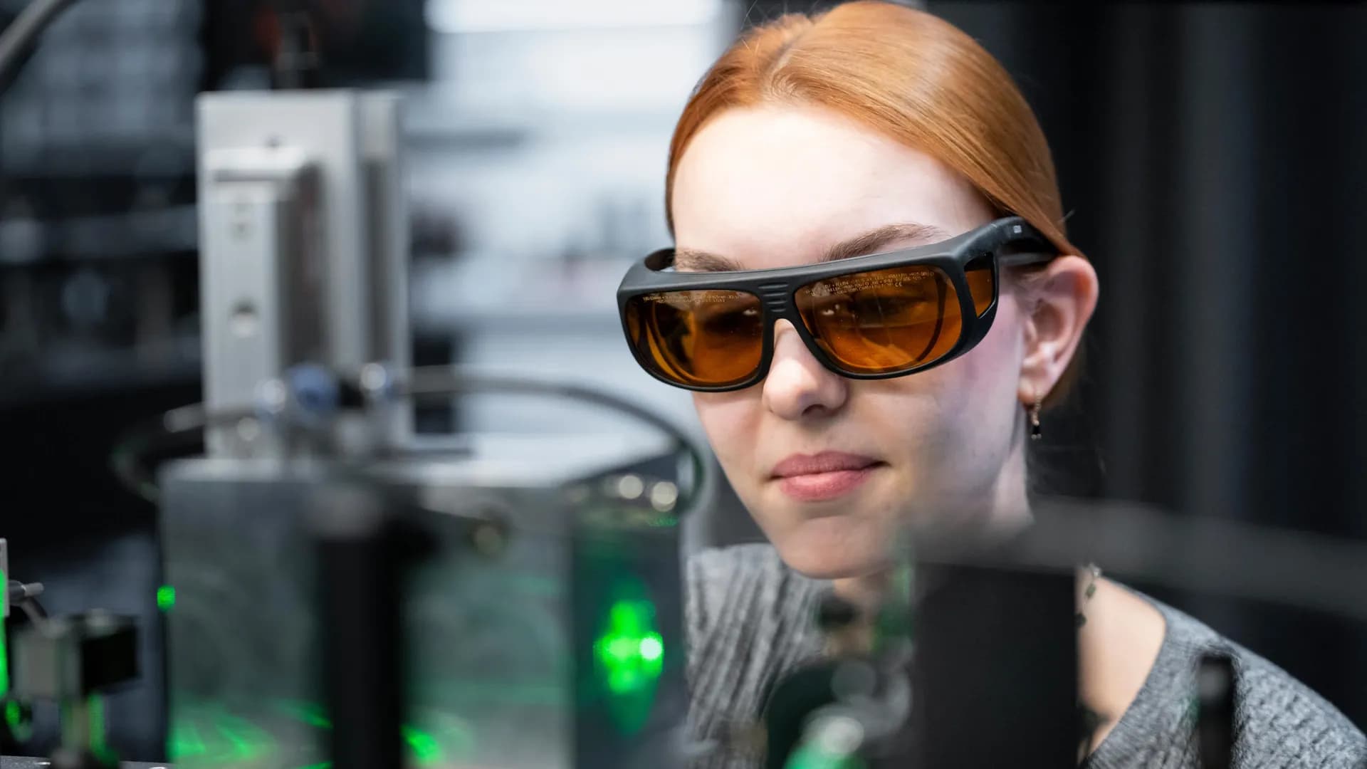 This glowing particle in a laser trap may reveal how lightning begins