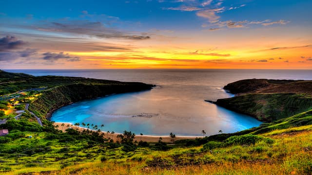 Delta: Los Angeles – Honolulu, Hawaii (and vice versa). $232 (Basic Economy) / $332 (Regular Economy). Roundtrip, including all Taxes