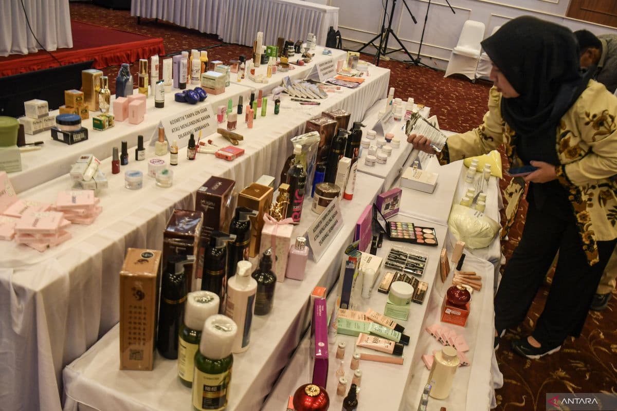 Indonesia uncovers $112 million in illegal cosmetics