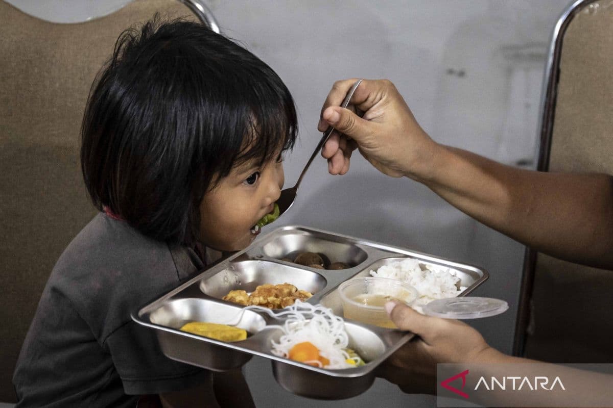 Indonesia denies hoax claiming free meals to be replaced with cash aid