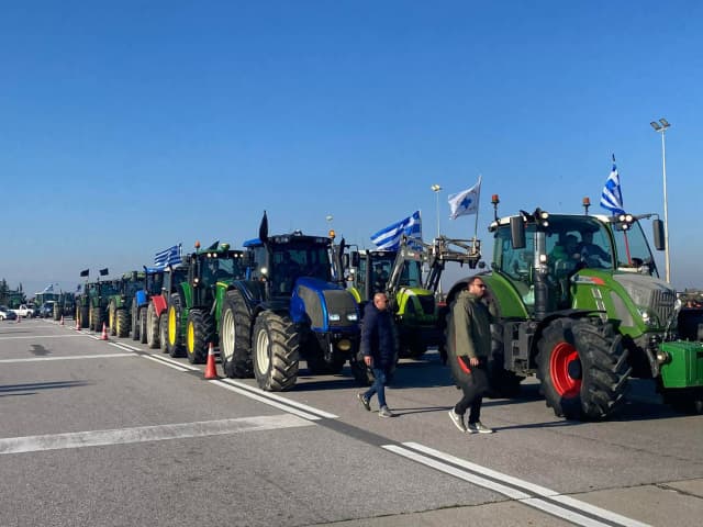 Farmers with tractors are heading towards the port of Thessaloniki, the picture from the other blockades of the country