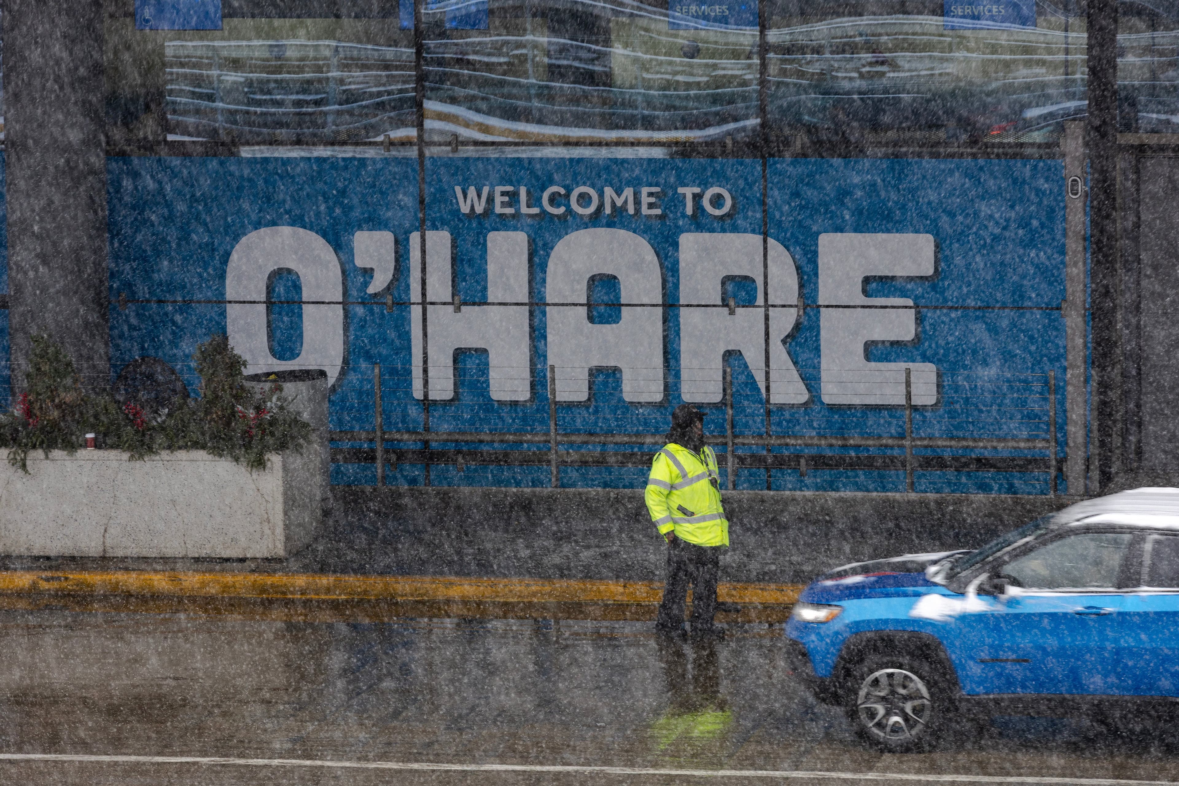 Airlines cancel 1,000 flights as storm disrupts return from Thanksgiving