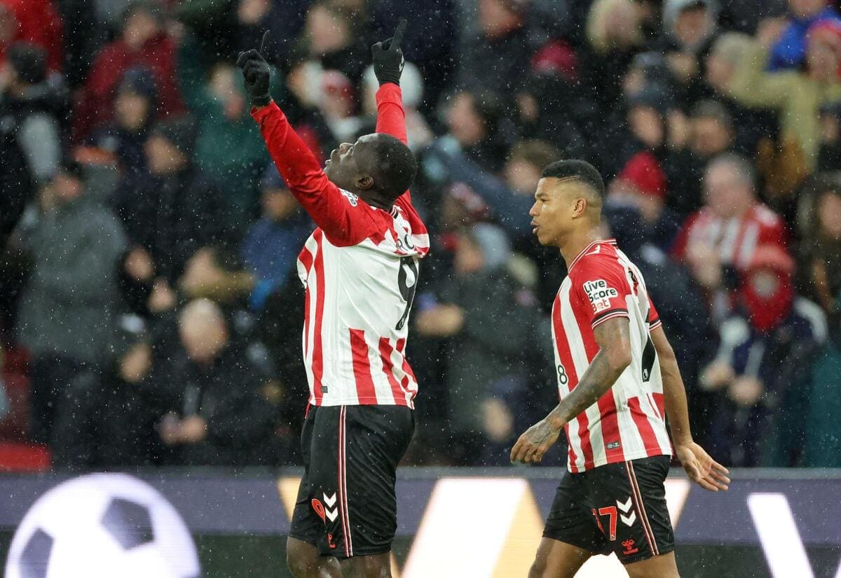 Premier League round-up: Sunderland up to fourth after thrilling comeback while Brentford turn it on in final 10 minutes