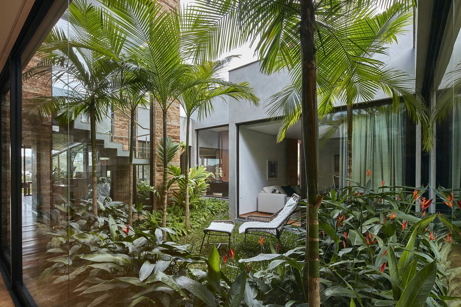 A Hilltop Home That Brings Together Family, Friends, and Panoramic Beauty