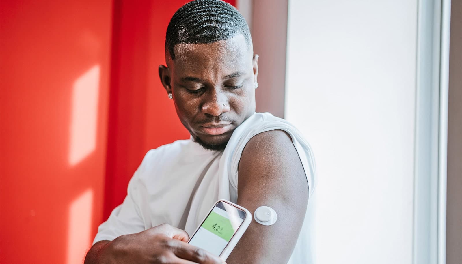What are the benefits of AI-powered devices for diabetes care?
