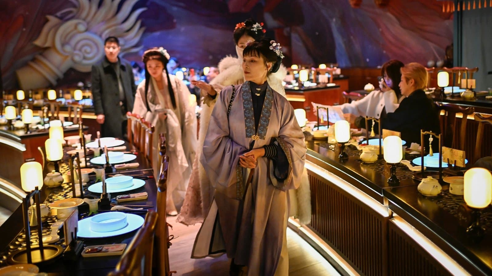 Young diners 'time travel' back to ancient China